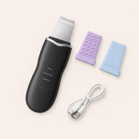 Contenido del limpiador facial ultrasónico negro: aparato, dos fundas de silicona y cable USB